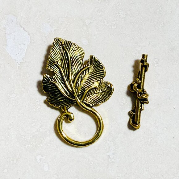2/$20, Large Grape Leaf Shape Gold Tone Alloy OT Toggle Clasps 10 Sets - Picture 1 of 5